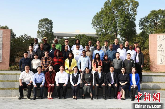 浙江温州19名南非留学生结业:把知识和回忆带回家