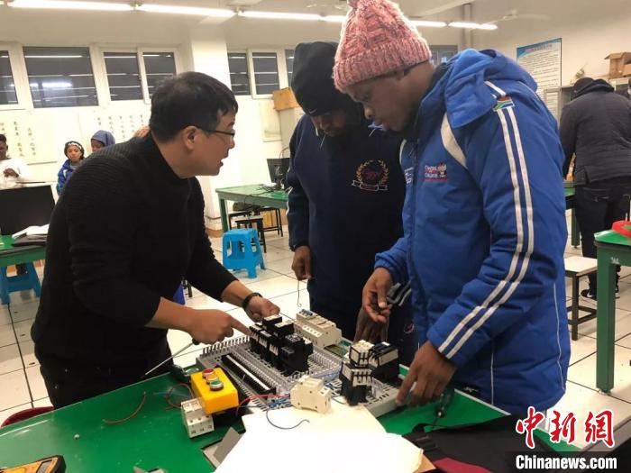 南非留学生在中国企业进行实践学习。温州职业技术学院供图 南非留学生在中国企业进行实践学习。温州职业技术学院供图