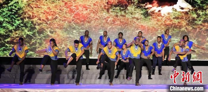 南非留学生带来的《南非狂欢之夜》表演。 温州职业技术学院供图 摄 南非留学生带来的《南非狂欢之夜》表演。 温州职业技术学院供图 摄