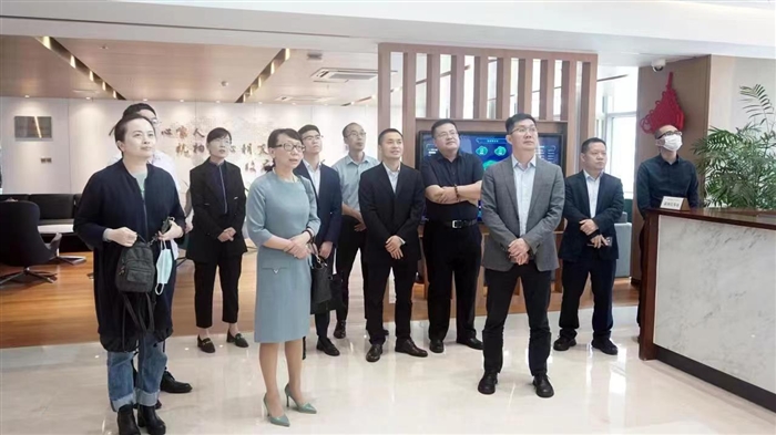 听取介绍.jpg