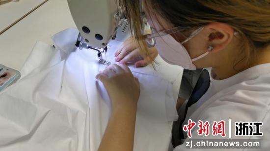  温职院服装与服饰设计专业的学生制作衬衣 温职院 供图