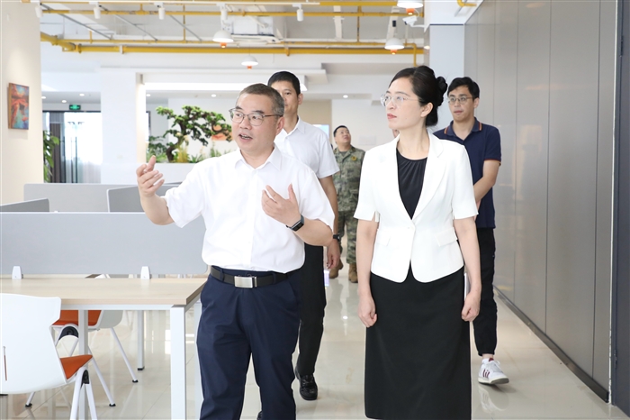 参观1.jpg