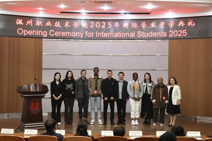 佩戴校徽2.jpg 佩戴校徽2.jpg