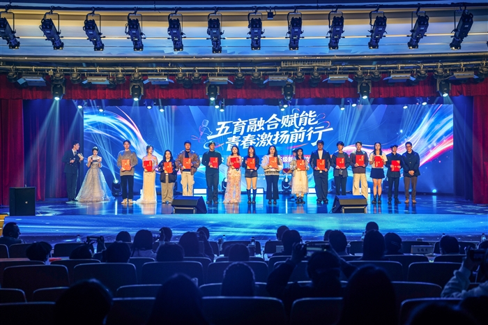 汤伶杰为优秀歌手颁奖.jpg 汤伶杰为优秀歌手颁奖.jpg