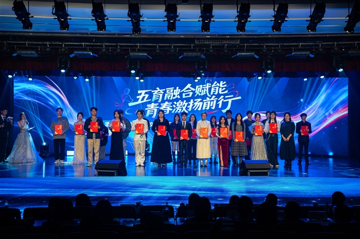 贾雪为本届“校园十佳歌手”颁奖.jpg 贾雪为本届“校园十佳歌手”颁奖.jpg