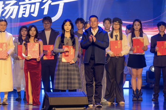 吕信恩为季军颁奖.jpg 吕信恩为季军颁奖.jpg