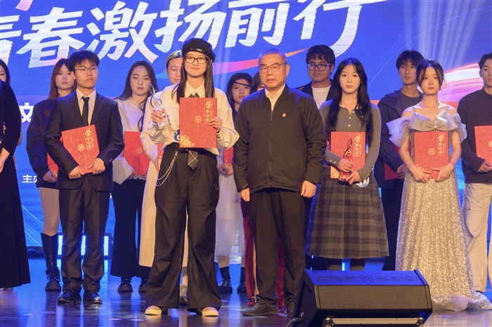 徐利群为亚军颁奖.jpg 徐利群为亚军颁奖.jpg