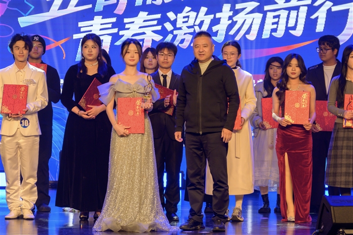 张维凯为冠军颁奖.jpg 张维凯为冠军颁奖.jpg