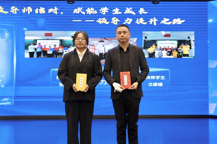 航天信息有限公司温州公司副总经理张万州与沈媛媛同学.jpg 航天信息有限公司温州公司副总经理张万州与沈媛媛同学.jpg