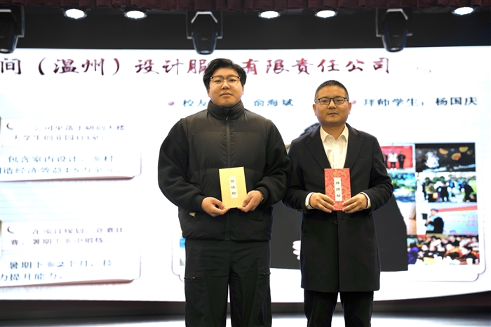 山冶鑫拓矿建泽庆建设工程有限公司总经理俞海斌与杨国庆同学.jpg 山冶鑫拓矿建泽庆建设工程有限公司总经理俞海斌与杨国庆同学.jpg