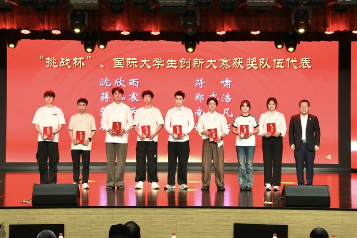 挑战杯获奖队伍代表.jpg