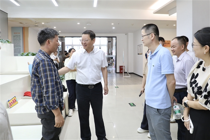 郑信军1.jpg 郑信军1.jpg