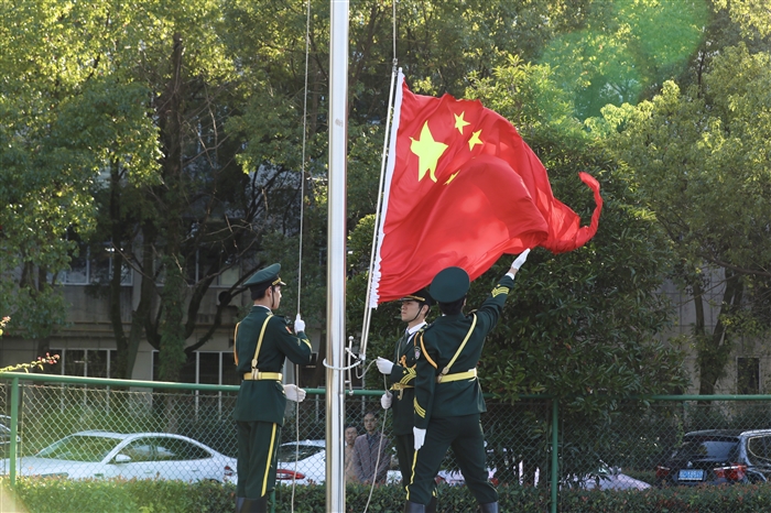 升旗.jpg 升旗.jpg